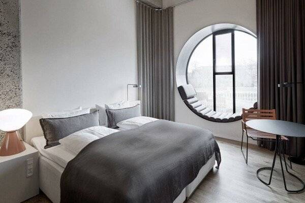 Deluxe Double Room With Round Window