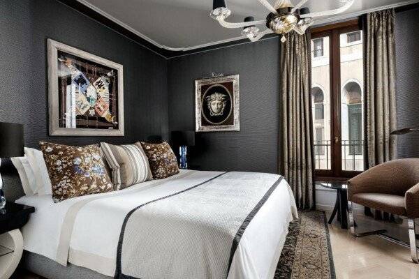 Patron, 1 Bedroom Larger Suite, 1 King, Grand Canal view