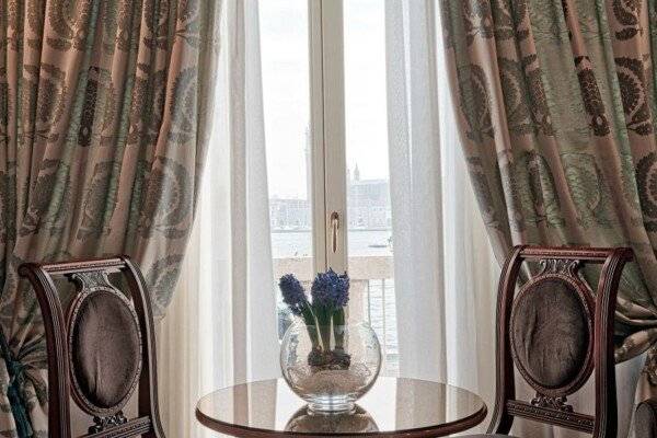 Junior Suite with Lagoon View and Balcony