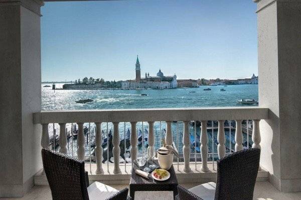 Junior Suite with Lagoon View and Terrace