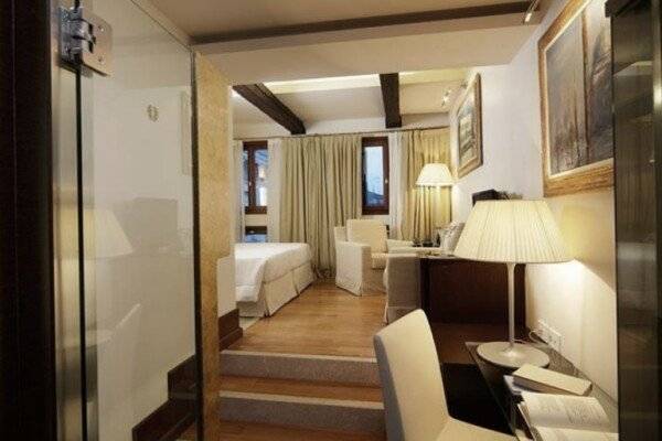 Deluxe Double Room with Lateral Canal View 