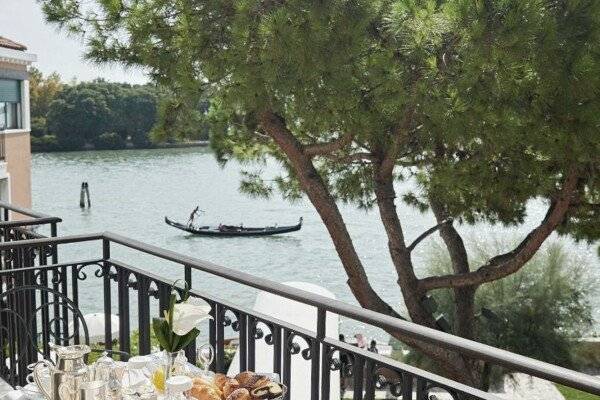 Suite with Lagoon View and Balcony