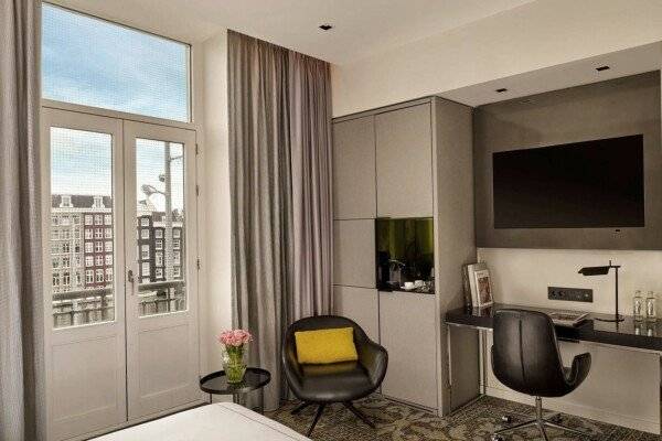 Superior King Room with Canal View