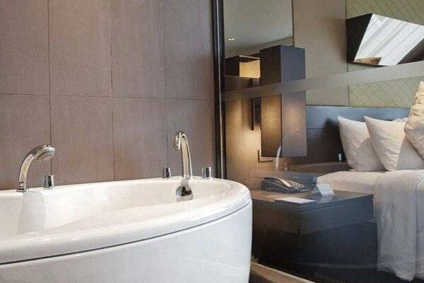 Suite with Bathtub