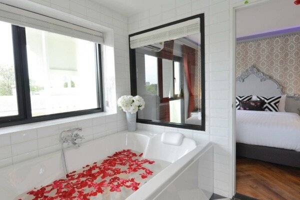 Premier Double Room Street View with Spa Bath