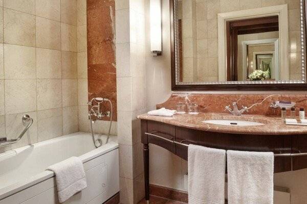 Deluxe Suite with Royal Spa and Executive Club Access