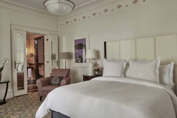 Superior Room with One King Bed