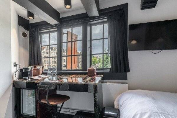  Tiny Single Room with canal view:  The Bookbinder