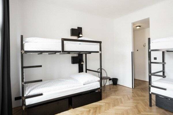 Bed in 6-Bed Mixed Dormitory with Private Bathroom