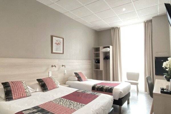 Triple Room ( 1 Double Bed with 1 Single Bed)