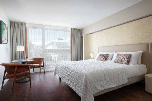 Deluxe room with City view, King bed