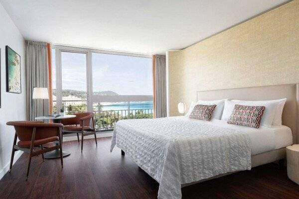 Deluxe room with Sea and Garden view, King bed