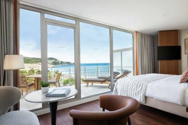 Executive room with Garden and Sea view, King bed