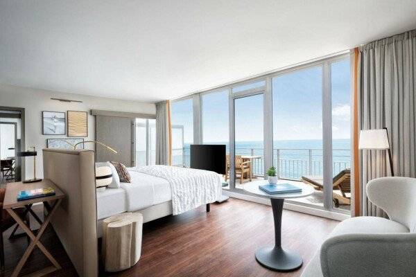 Junior Suite with Sea View, King bed