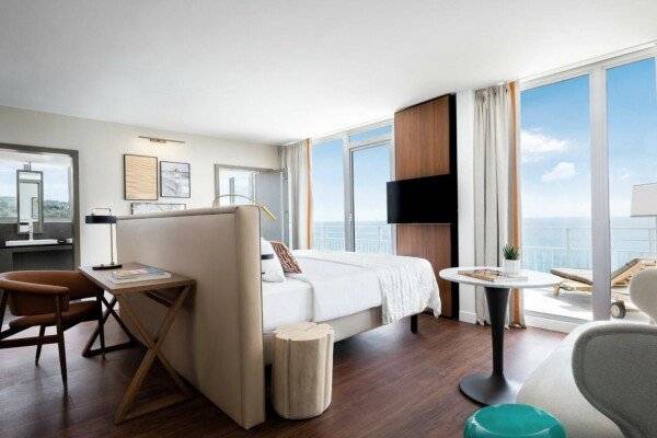 Junior Suite with panoramic Sea view, King bed