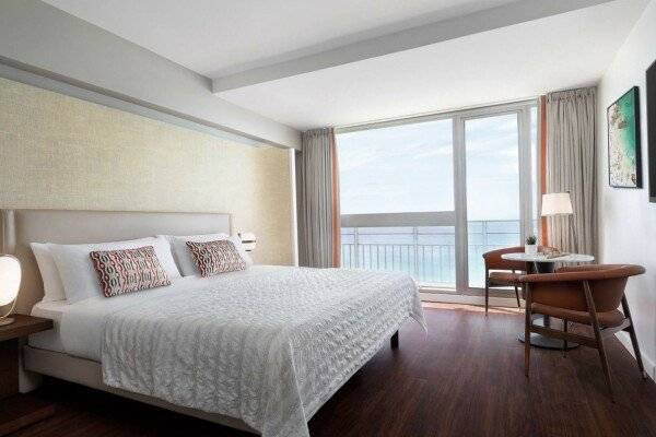 Deluxe room with Sea view, King bed