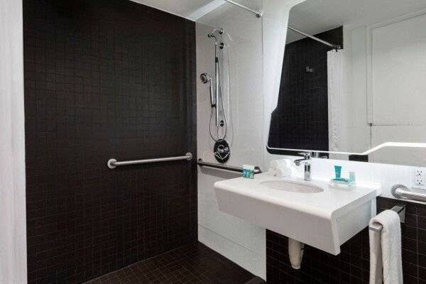 King Room with Roll-in Shower - Mobility Access/Non-Smoking