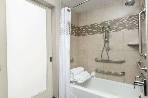 King Room with Accessible Tub - Mobility and Hearing Access/Non-Smoking