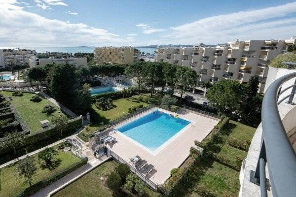 Two-Bedroom Apartment (6 Adults) with swimming-pool view