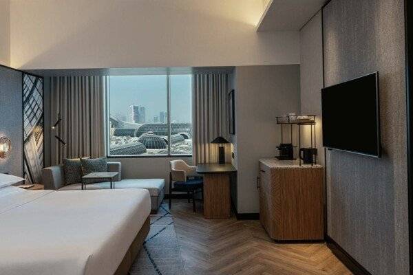 Deluxe King Room, City view 