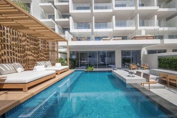 4 BED | Duplex w/Pool – Complimentary Drinks 6-8 pm daily at The Penthouse