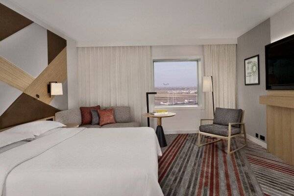 Deluxe, Guest room, King, Airport view