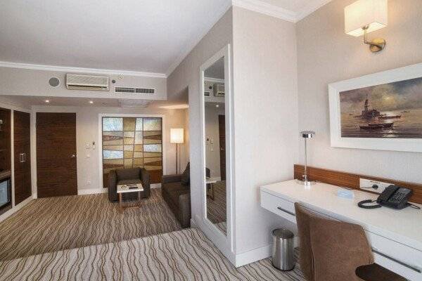 Suite with Balcony and Sea View - Non-Smoking